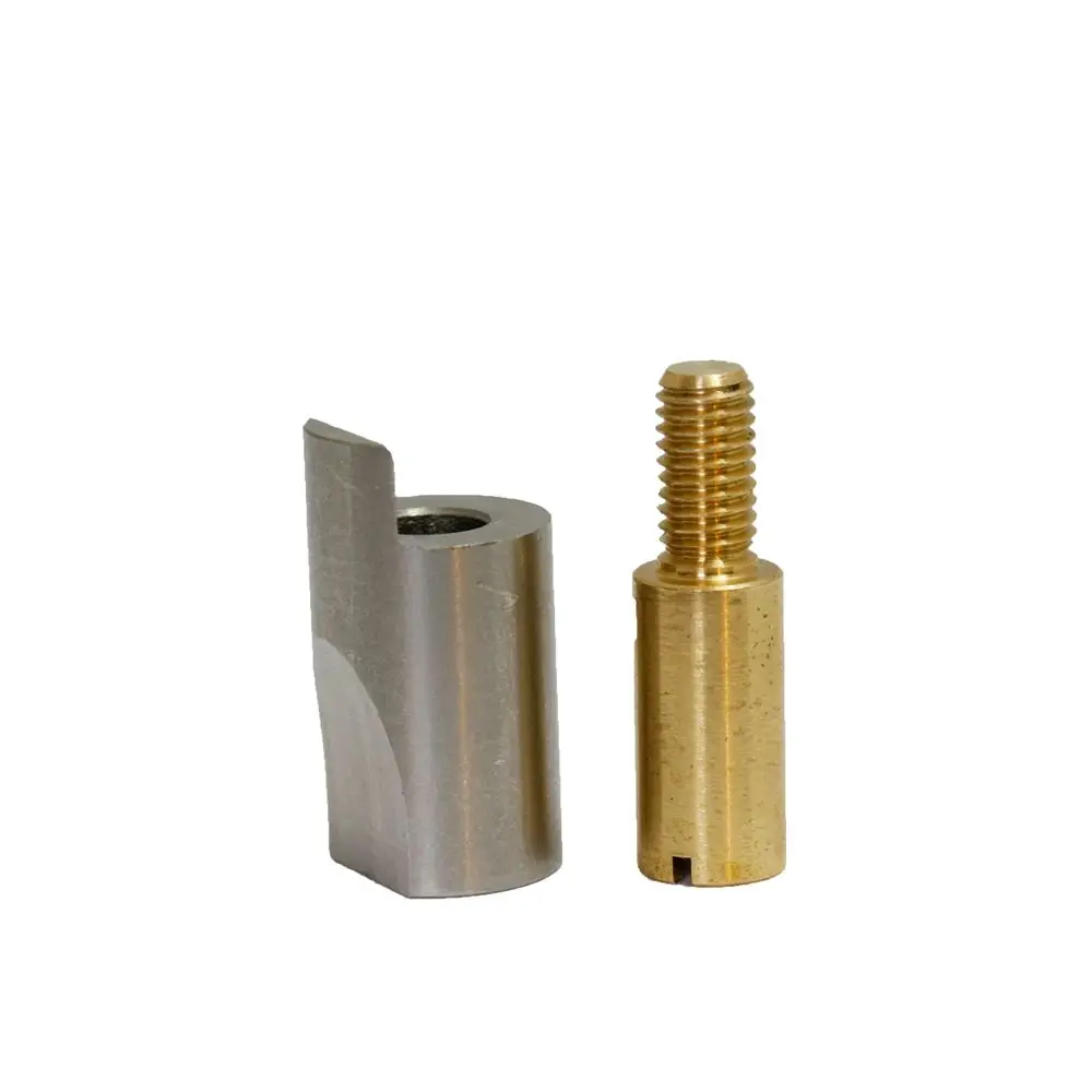Zwei Metallteile, eines silbern und eines golden. Das silberne Teil hat eine Aussparung und das goldene einen gewindeten Abschnitt. Beide sind Teile von einem Anbausatz der Marke ESBE.